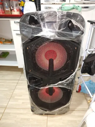Caixa de som toda boa potente pra curtir a copa !