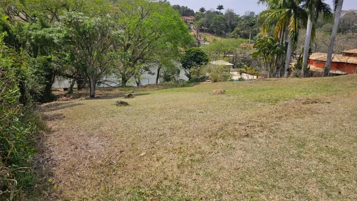 Terreno de frente para lago em condomínio fechado, segurança 24h em Itatiba SP