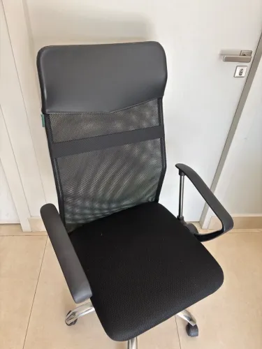 Cadeira para escritório semi-nova