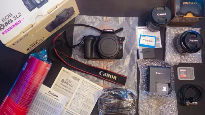 Canon SL2 + Lente Canon 18-55 + Lente 50mm + Mic lapela + sd 32gb (com todos os acessórios