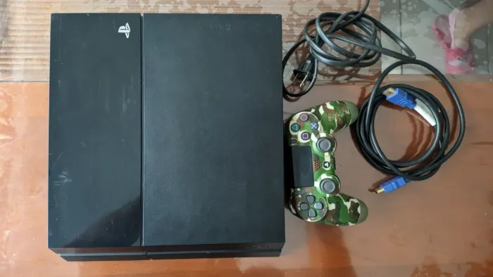 Vendo PLAY STATION (PS4) Usado C/ 2 JOGOS