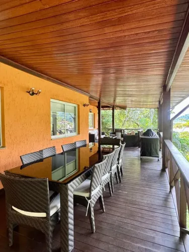 Casa para venda com 250 metros quadrados com 5 quartos