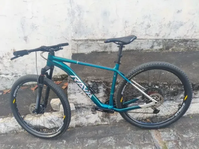 Bike Mountain Bike Aro 29 - Quadro Rava Cave Boost / Suspensão RockShox Judy Gold / Deore