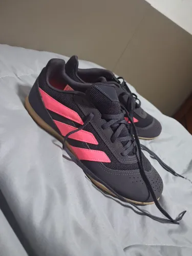 Chuteira da adidas original, número 40 usada, na cor preta com rosa