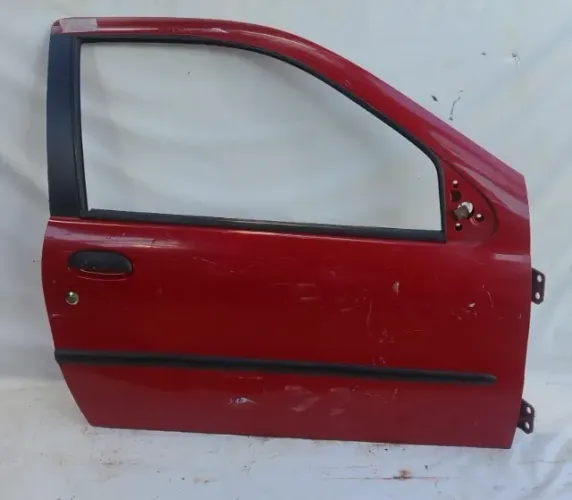Porta vermelha lado direito Palio/Strada 2p 97/06 com detalhe