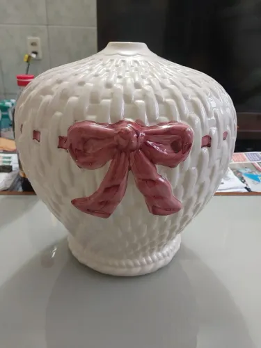 ABAJUR DECORATIVO ANTIGO GRANDE. COR CREME.