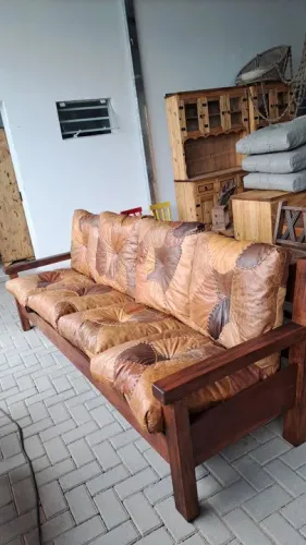 Sofá rustico para 4 lugares almofadas de couro 