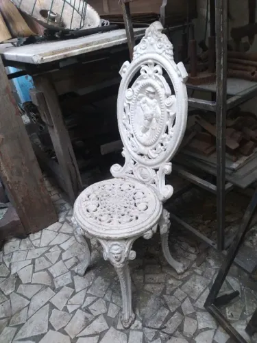 Cadeira em ferro fundido antiga...