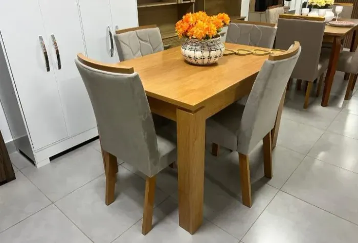 Mesa de jantar sem vidro com 4 lugares 