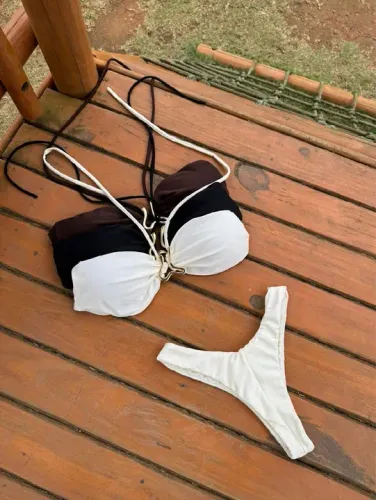 Biquíni  com detalhes 