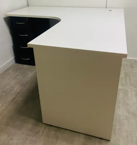 Mesa L com gaveteiro embutido e divisória de recepção