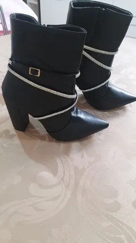 Bota Preta com Detalhes em Strass