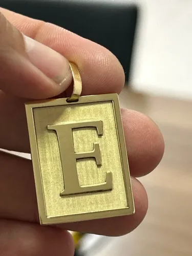 Pingente de Letra E feito em OURO 18K