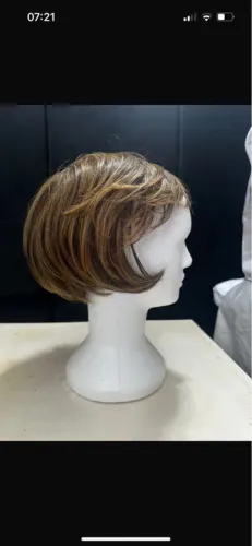 Peruca curta castanho com mechas loiras