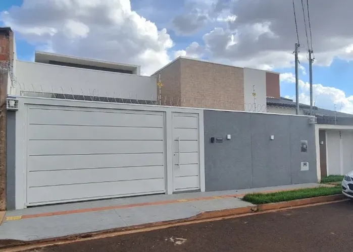 Casa novíssima, com piscina com hidro e iluminação subaquatica