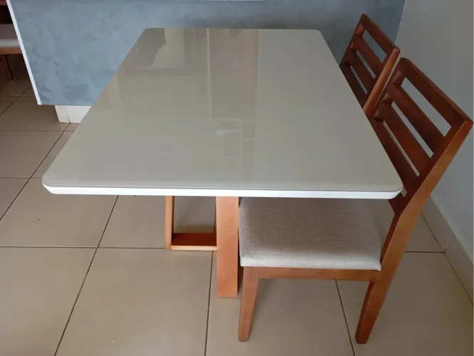 Mesa de Jantar Compacta com de madeira pronta entrega Cadeiras