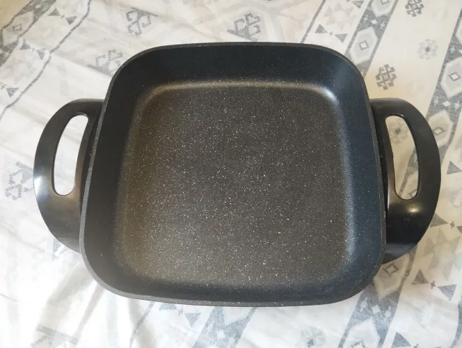 Panela Elétrica Quadrada da marca Fun Kitchen.