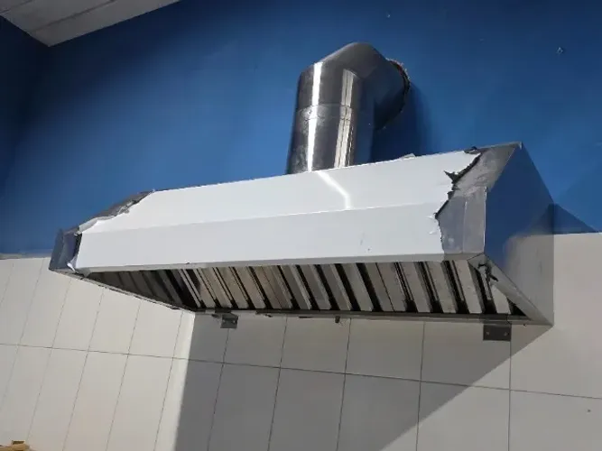 Coifa inox de parede com design eficiente para ambientes comerciais