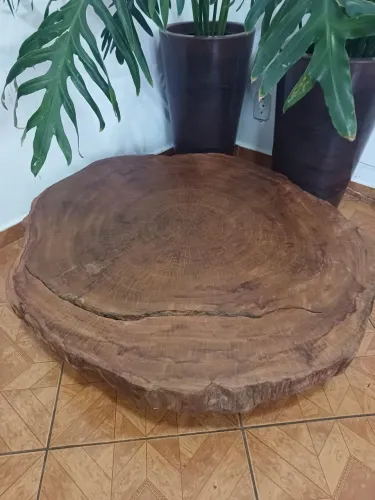 Antiga mesa rústica com rodinhas 