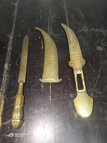 Uma adaga árabe Saladino e uma pequena d'água sem bainha em bronze