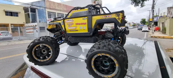 Caminhão Monstro Traxxas Summit T-Lock 1/10