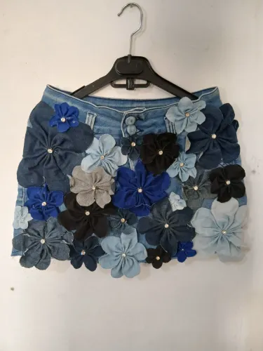 Linda saia jeans molinho de flores