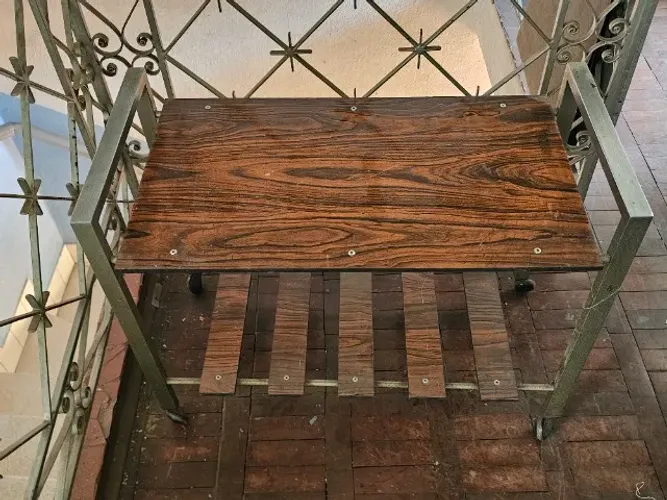 MESA PARA TV COM RODINHAS LATERAIS CROMADAS ANOS 80