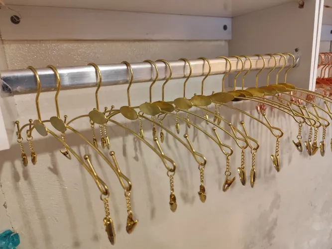 Cabides e itens para loja de roupas 