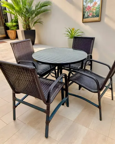 CONJUNTO MESA DE ALUMINIO RIPADO + 4 CADEIRAS DE FIBRA SINTÉTICA