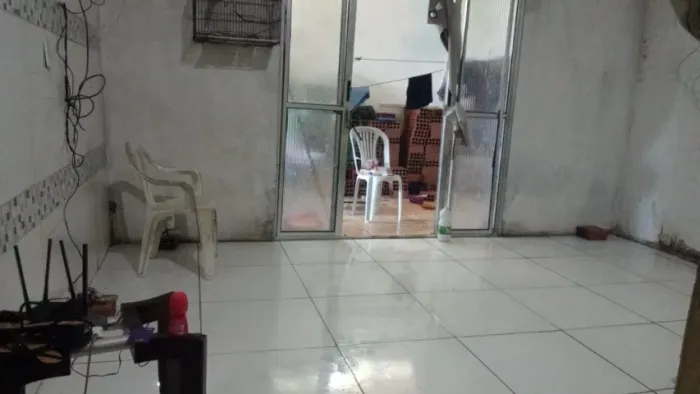 Casa no beco casa grande quintal 