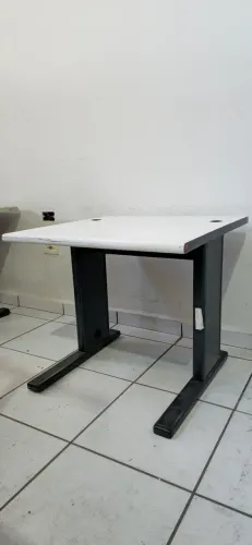 Mesa de Escritório Quadrada 76 x 76 cm - Reforçada, Com Tomadas Embutidas