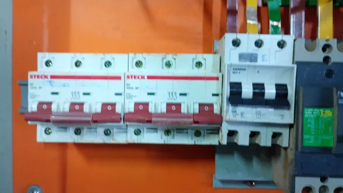 Quadro de distribuição elétrico industrial completo