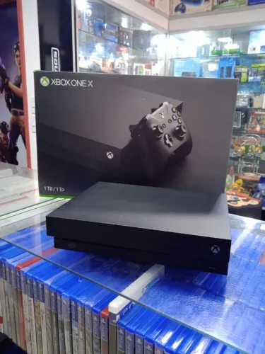 Xbox One X Garantia de um ano.  Aceitamos video games como parte do pagamento. 