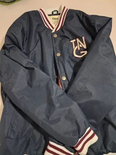 Jaqueta Colegial TNG - COM COR AZUL E GRENÁ C/ DETALHES BRANCO E GRENÁ - TECIDO IMPECAVEL