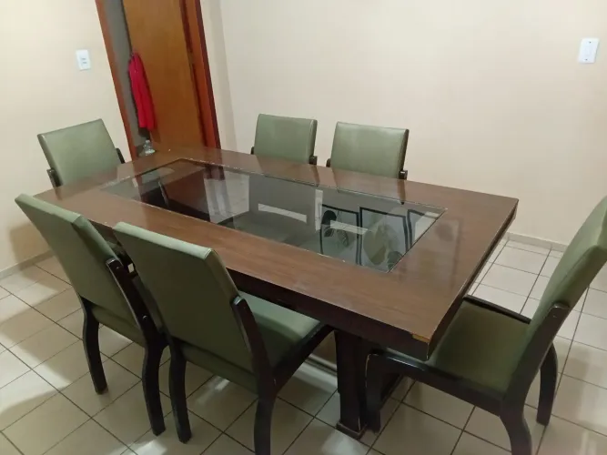 Mesa com 6 cadeiras,  precisa de pequenos reparos 