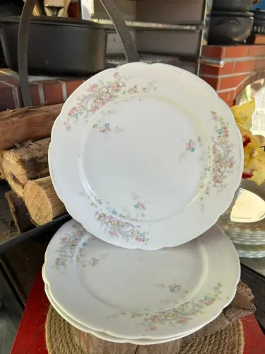 Conjunto com 3 pratos rasos com manufatura