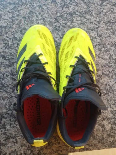 Chuteira Adidas Predator society