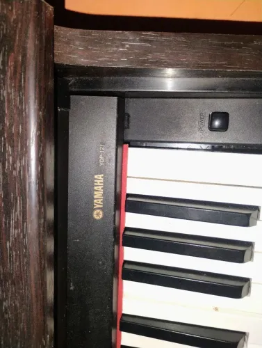 Piano elétrico Yamaha YDP121 defeito nas teclas 