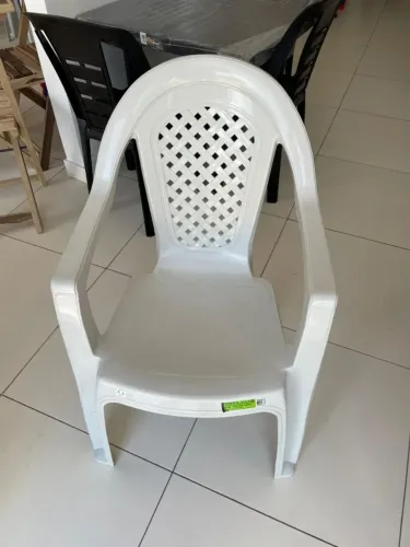 Cadeira de plástico branca com braços