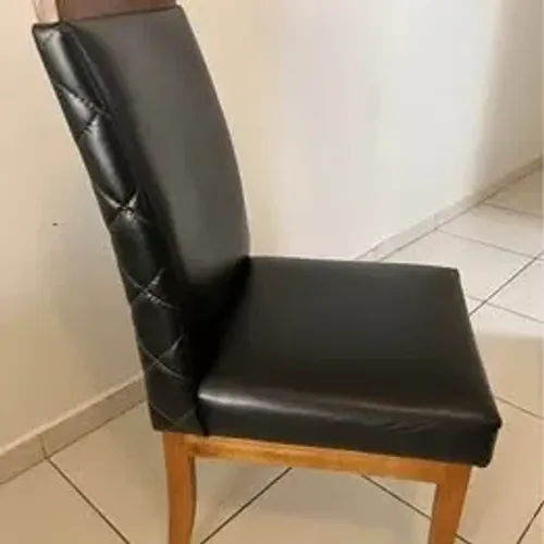 4 Cadeiras de couro e madeira maciça