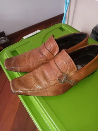 Sapato cowtrym em couro costurado