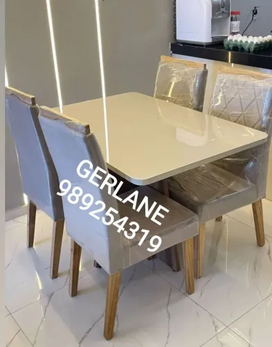 Mesa de jantar com 4 cadeiras