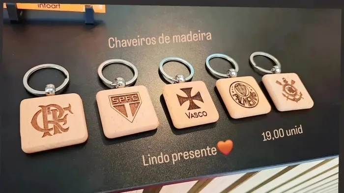 Chaveiro de madeira de time para presente