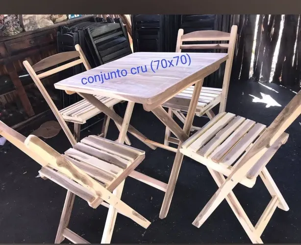 Mesa Dobrável Com 4 Cadeiras Envernizada e Crua 