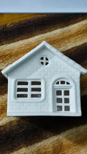 Título: Casa de Louça Decorativa - Pode Ser Usada como Abajur - 20x20x13 cm