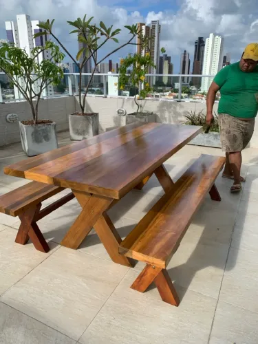 Mesa de madeira para área externa