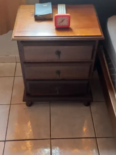 Mesa de cabeceira tenho duas vendo o par por 500