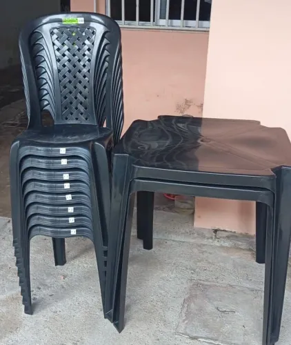Conjunto de mesa e cadeira de plástico