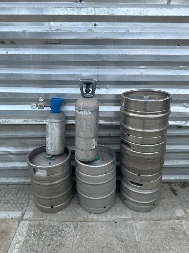 Vendo 2 cilindros de CO2, 3 barris de chopp de 30L e 2 de 50L