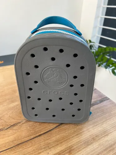 Mochila infantil Crocs original rígida cinza e azul